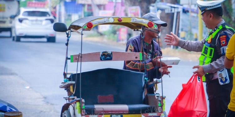 Melalui Jumat Berkah, Satlantas Polres Luwu Bagi Nasi Kotak ke Pengendara