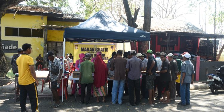 Polres Bulukumba Kembali Bagikan Makanan Gratis Untuk Masyarakat