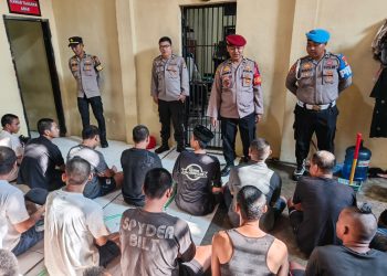 Pawas bersama Provost Beri Tausiah ke Tahanan Polres Parepare