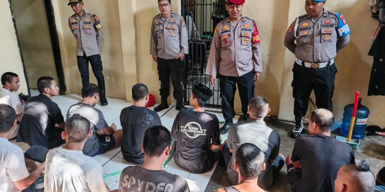 Pawas bersama Provost Beri Tausiah ke Tahanan Polres Parepare