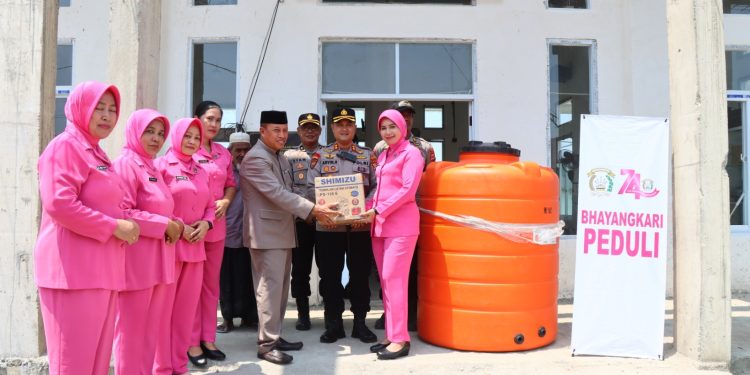 Kapolres Palopo Salurkan Tandon dan Mesin Air di Masjid Apung, Bantu Warga Hadapi Kemarau