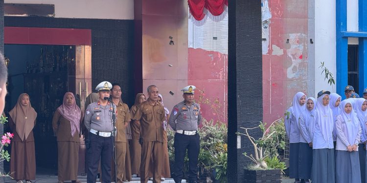 Melalui Police Goes to School, Kasat Lantas Polres Maros Beri Edukasi ke Pelajar