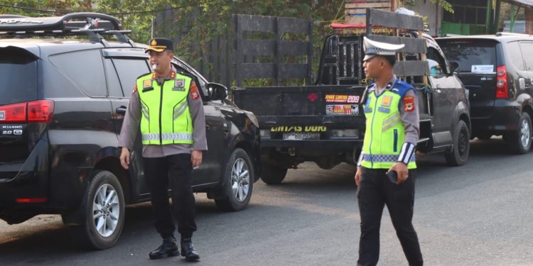 Polisi Bersama Masyarakat, Kapolres Palopo Turun Langsung Atur Lalu Lintas