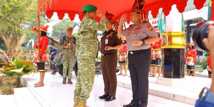 Kapolda Sulsel Dikukuhkan Sebagai Warga Kehormatan Kodam XIV/Hasanuddin