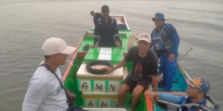 Personel Sat Polairud Polres Luwu Gelar Patroli dan Berdialog Dengan Nelayan