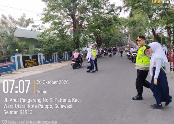 Kapolres Palopo Turun Langsung Atur Lalu Lintas, Bantu Pelajar Menyeberang Jalan