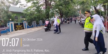Kapolres Palopo Turun Langsung Atur Lalu Lintas, Bantu Pelajar Menyeberang Jalan