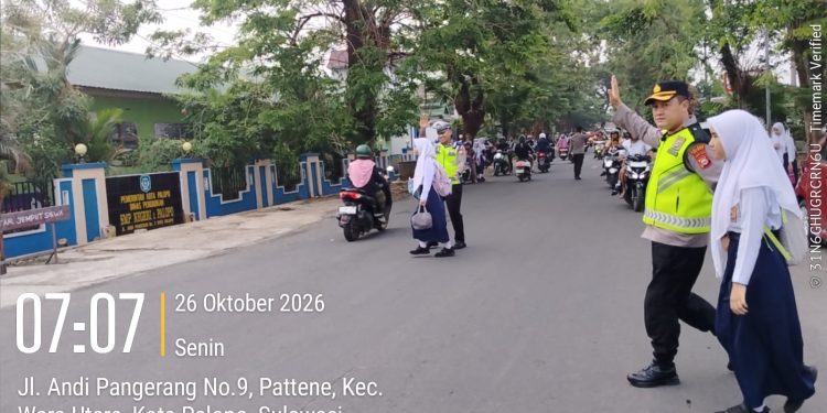 Kapolres Palopo Turun Langsung Atur Lalu Lintas, Bantu Pelajar Menyeberang Jalan