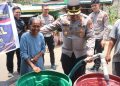 Peringati HUT Humas Polri ke-75, Kapolres Soppeng Salurkan Bantuan Air Bersih ke Warga