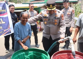 Peringati HUT Humas Polri ke-75, Kapolres Soppeng Salurkan Bantuan Air Bersih ke Warga