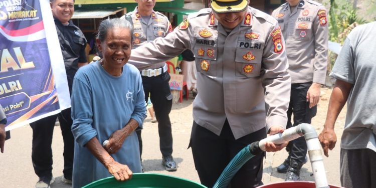 Peringati HUT Humas Polri ke-75, Kapolres Soppeng Salurkan Bantuan Air Bersih ke Warga