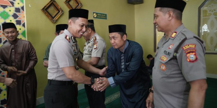 Gelar Jumat Keliling, Kapolres Parepare Ajak Warga Jaga Kamtibmas dan Bijak Bermedia Sosial