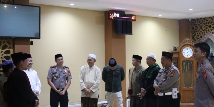 Subuh Keliling, Kapolres Tana Toraja Pererat Silaturahmi Dengan Jamaah Masjid Raya Makale