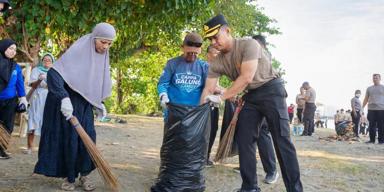 Green Policing, Kapolres Parepare bersama Wali Kota dan Masyarakat Karya Bakti Bersih Pantai