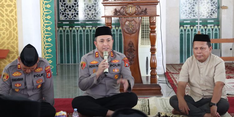 Wujud Polisi Bersama Masyarakat, Kapolres Sidrap Gelar Jumat Keliling di Masjid Agung