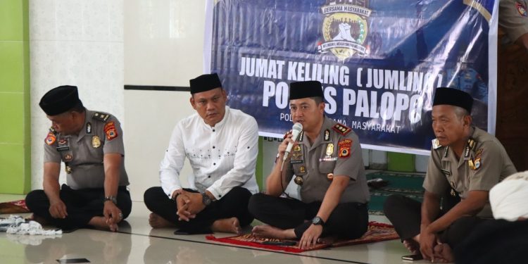 Dekatkan Diri Dengan Masyarakat, Kapolres Palopo Gelar Jumat  Keliling di Dangerakko