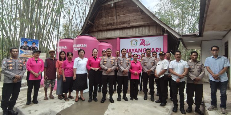 Kapolres Toraja Utara Bersama Ketua Bhayangkari Resmikan Sumur Bor di Kesu Jelang HKGB Ke-74
