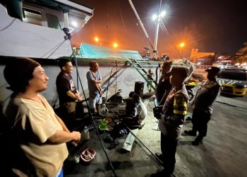 Personel Polres Parepare Ingatkan Pemancing di Pinggir Laut Untuk Selalu Waspada