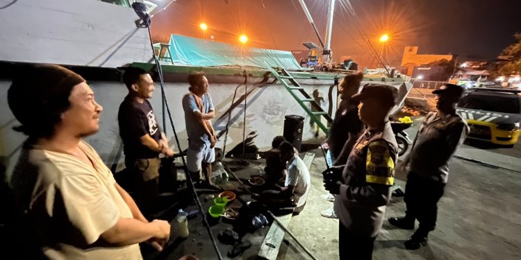 Personel Polres Parepare Ingatkan Pemancing di Pinggir Laut Untuk Selalu Waspada