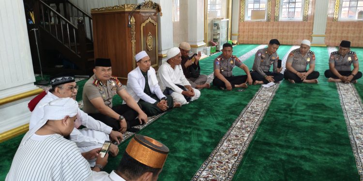 ‎Kapolres Toraja Utara Pererat Silaturahmi Melalui Jumat Keliling di Masjid Besar Rantepao