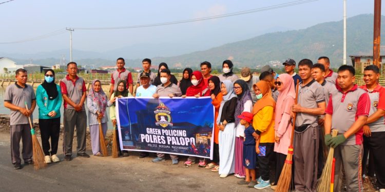 Green Policing, Kapolres Palopo Bersama Masyarakat Bersihkan Pesisir Taman Lopi