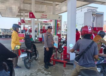 Polsek Tanasitolo Pantau Antrean BBM di SPBU Empagae, Sistem Ganjil Genap Diterapkan