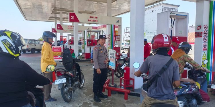 Polsek Tanasitolo Pantau Antrean BBM di SPBU Empagae, Sistem Ganjil Genap Diterapkan
