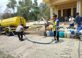 Bhabinkamtibmas Polsek Sopai Turun Tangan Bantu Distribusikan Air Bersih untuk Warga Lembang Langda