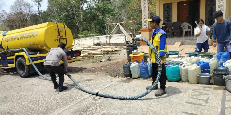 Bhabinkamtibmas Polsek Sopai Turun Tangan Bantu Distribusikan Air Bersih untuk Warga Lembang Langda