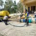 Bhabinkamtibmas Polsek Sopai Turun Tangan Bantu Distribusikan Air Bersih untuk Warga Lembang Langda