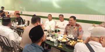 Usai Sholat Subuh, Kapolda Sulsel Ngopi Kamtibmas Dengan Masyarakat di Warung Kopi Mappanyukki