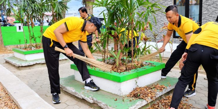 Kapolres Tana Toraja Pimpin Jumat Bersih di Pasar Seni Makale, Tunjukkan Kepedulian Terhadap Lingkungan