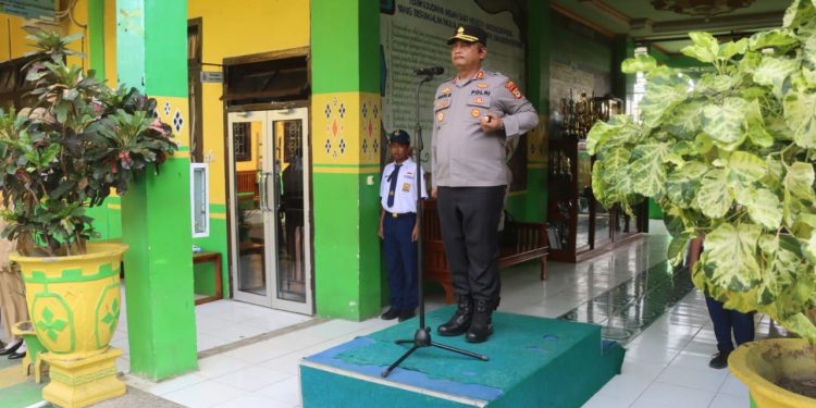 Kapolres Soppeng Jadi Irup di SMPN 1, Ajak Pelajar Jauhi Narkoba dan Perundungan