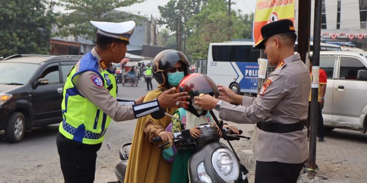 Kapolresta Gowa Atur Lalu Lintas dan Bagikan Helm kepada Pengendara