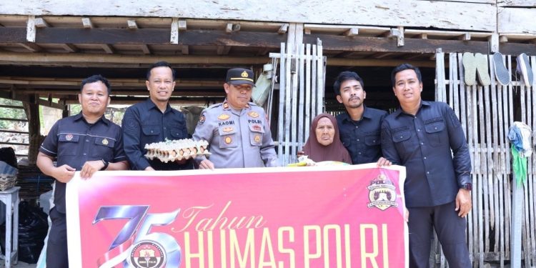 Si Humas Polres Wajo Gelar Bakti Sosial Dalam Rangka Hari Jadi Humas Polri ke-75