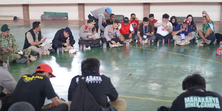 Kapolres Parepare Makan Bersama Bonek Sebelum Pertandingan PSM vs Persebaya