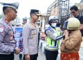 Hari Pertama Operasi Patuh, Kapolres Parepare Beri Apresiasi dan Bagikan Hadiah ke Pengendara Tertib.