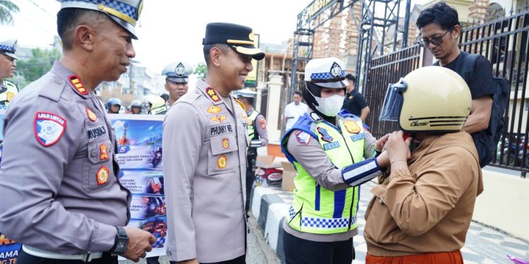 Hari Pertama Operasi Patuh, Kapolres Parepare Beri Apresiasi dan Bagikan Hadiah ke Pengendara Tertib.