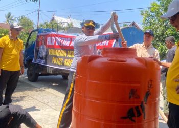 Kapolres Soppeng Turun Langsung Salurkan Bantuan Air Bersih untuk Warga Parenring