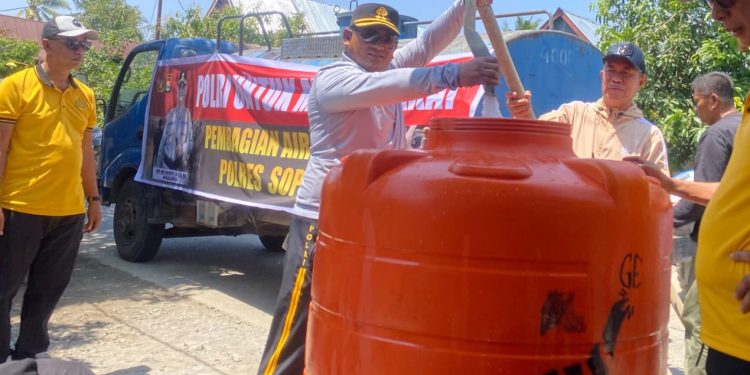 Kapolres Soppeng Turun Langsung Salurkan Bantuan Air Bersih untuk Warga Parenring
