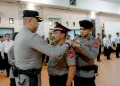 Kapolres Pinrang Pimpin Upacara Kenaikan Pangkat Pengabdian Personel Sebagai Bentuk Penghargaan