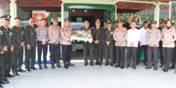 Kapolres Palopo Sambangi Kodim 1403 Palopo, Bawa Tumpeng di HUT ke-81 TNI