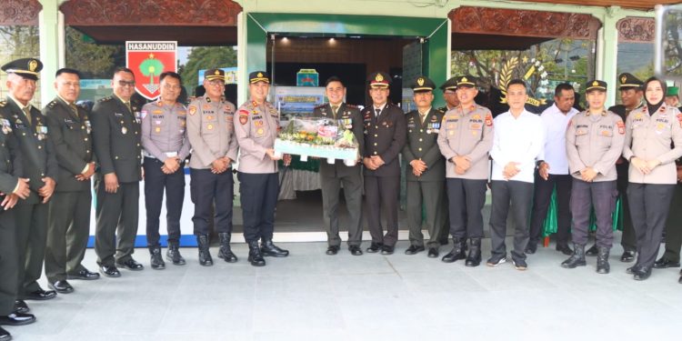 Kapolres Palopo Sambangi Kodim 1403 Palopo, Bawa Tumpeng di HUT ke-81 TNI