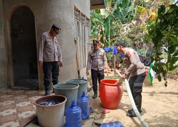 Kasat Binmas Polres Luwu Hadir Beri Air Bersih ke Warga Terdampak Kekeringan di Malela