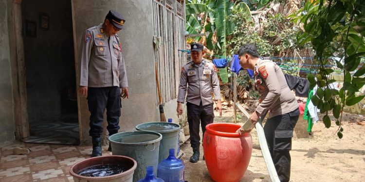 Kasat Binmas Polres Luwu Hadir Beri Air Bersih ke Warga Terdampak Kekeringan di Malela