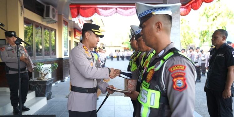 Kapolres Parepare Beri Penghargaan ke 6 Anggota Berprestasi