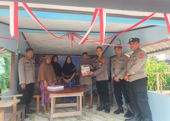 Sat Binmas Polres Palopo Serahkan Perlengkapan Siskamling, Perkuat Kamtibmas Di Wara Utara
