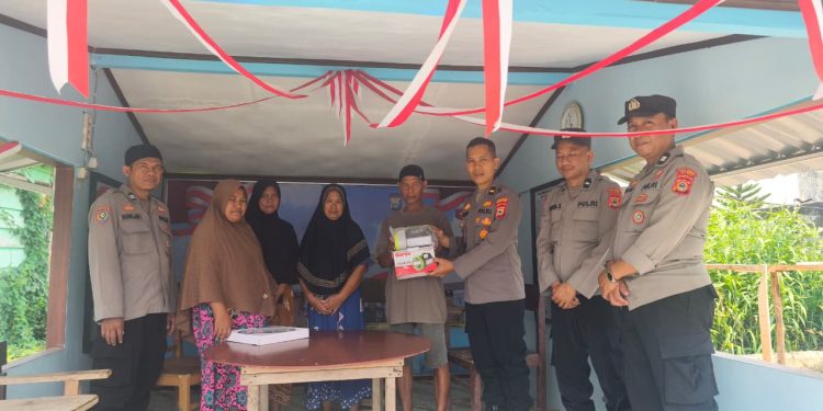 Sat Binmas Polres Palopo Serahkan Perlengkapan Siskamling, Perkuat Kamtibmas Di Wara Utara