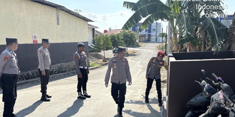 Wakapolres Bulukumba Bersama Pamapta dan Propam Cek Kebersihan Mako, Pastikan Area Parkir Tertata