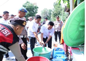 Polres Wajo Salurkan 6.000 Liter Air Bersih untuk Warga Terdampak Kemarau di Mattirotappareng